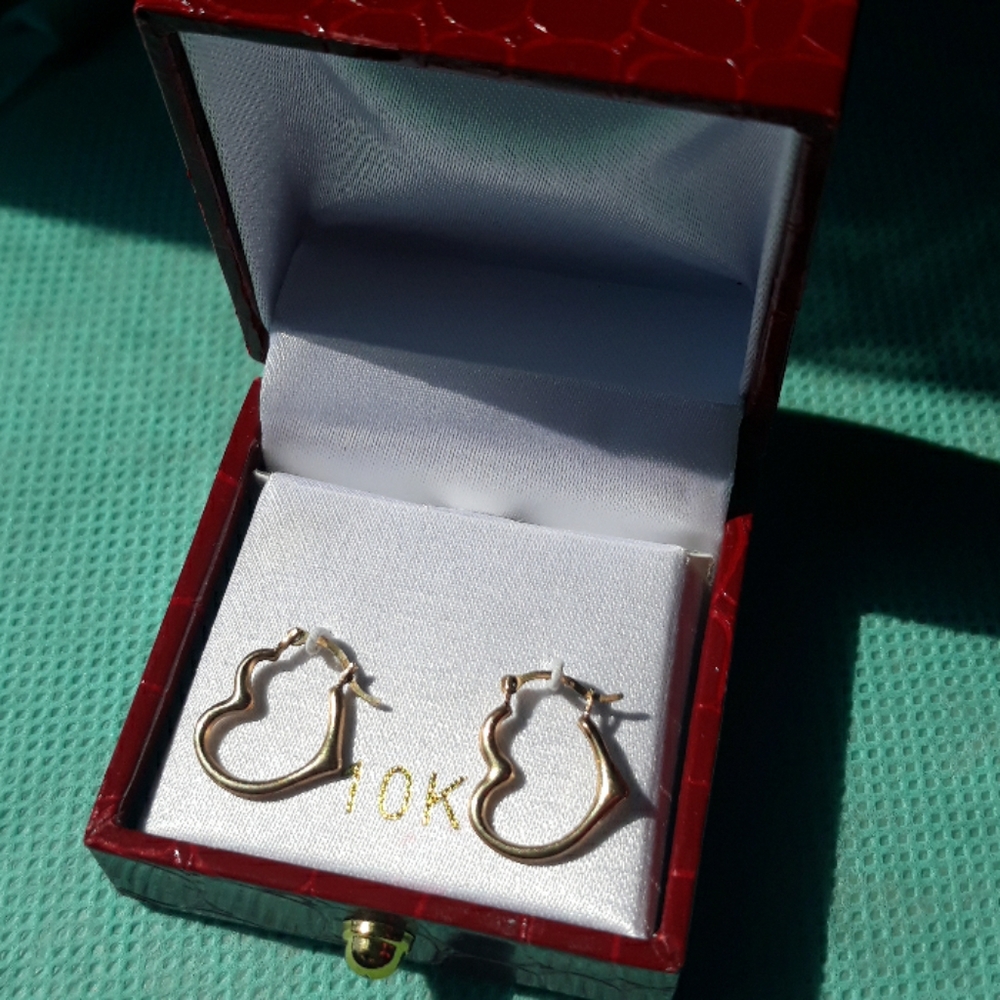 10k gold heart hoop earrings